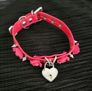 Heart lock choker